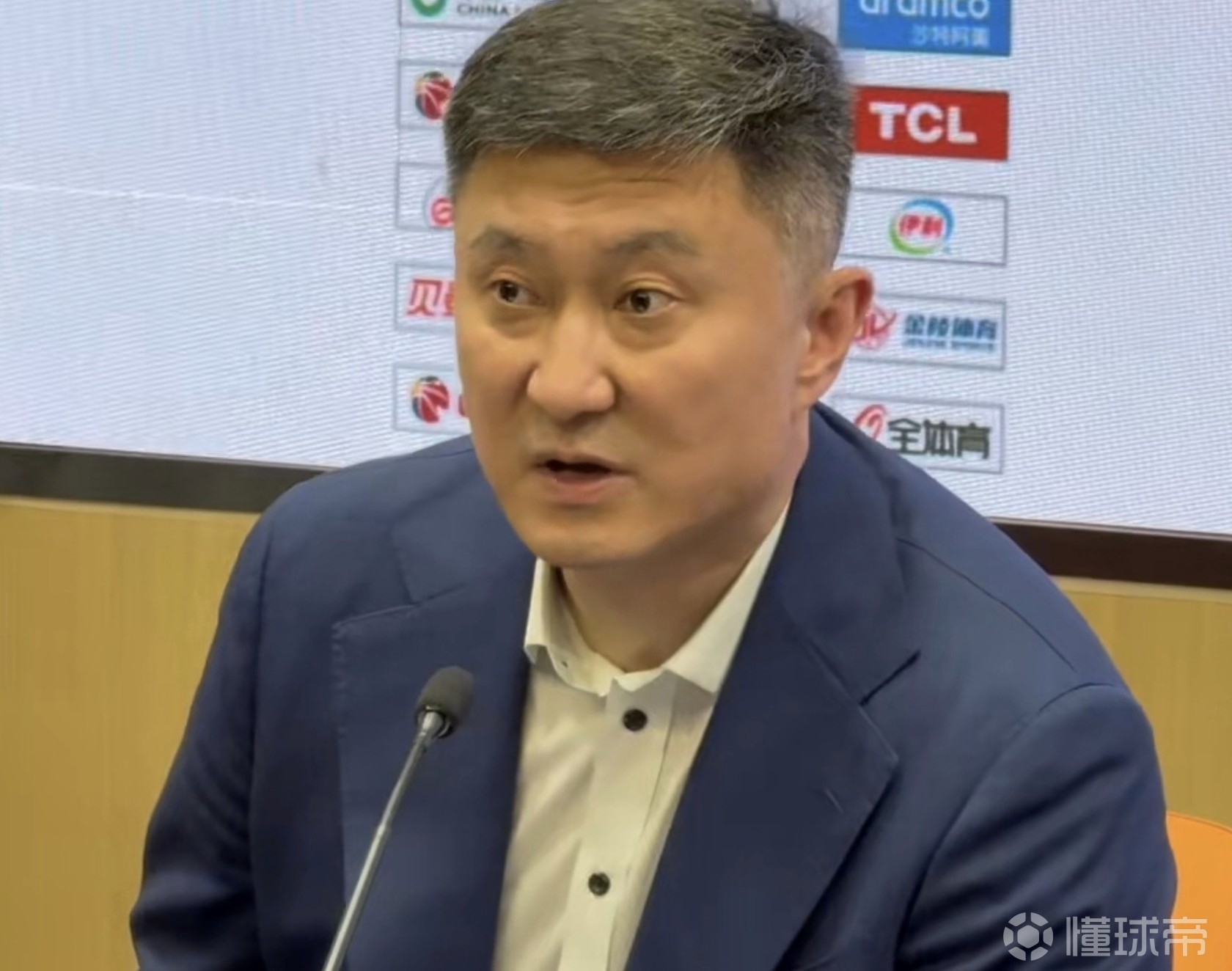 杜锋：内线比较弱，今晚将近输了30个篮板；在考虑其他大外援